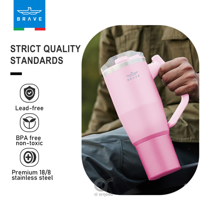 A person holds a silver Brave Tumbler Mug with a 180° rotating handle, Next to the mug, text highlights “STRICT QUALITY STANDARDS” with icons for lead-free, BPA-free, and premium 18/8 stainless steel.