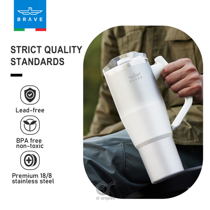 A person holds a silver Brave Tumbler Mug with a 180° rotating handle, Next to the mug, text highlights “STRICT QUALITY STANDARDS” with icons for lead-free, BPA-free, and premium 18/8 stainless steel.